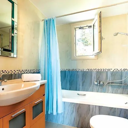 Sleeps 6 With Pool Air Con And Wifi מיקרוס גיאלוס